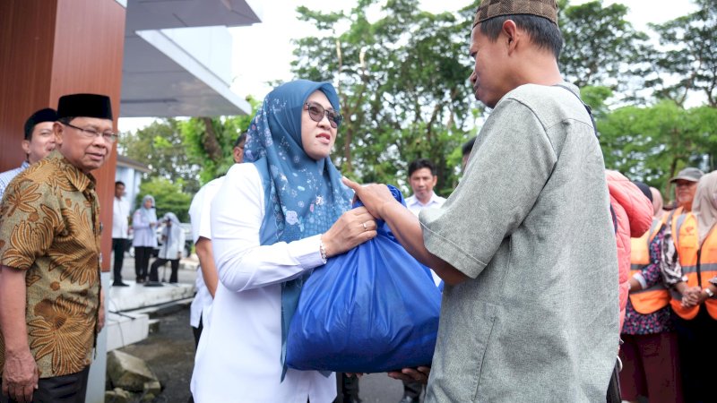 Pemkab Gowa-Baznas Salurkan Paket Lebaran untuk 716 Tenaga Outsourcing