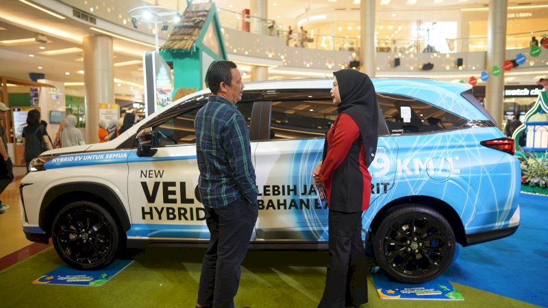 Sales menjelaskan ke customer Toyota Hybrid cocok di pake Mudik, Konsumsi BBM Super Hemat