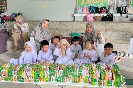 TK Islam Athirah Makassar Tanamkan Nilai Kepedulian Lewat Program “Indahnya Berbagi”