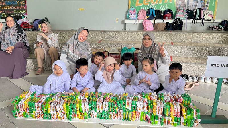 Melalui program bertajuk &ldquo;Indahnya Berbagi&rdquo;, para murid TK diajak belajar tentang kepedulian sosial dengan menyalurkan bantuan kepada masyarakat yang membutuhkan