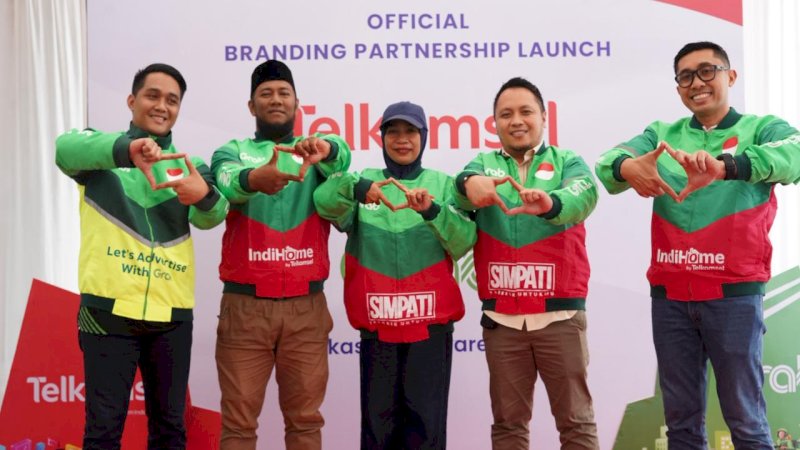 para mitra pengemudi menggunakan atribut khusus berupa jaket dan rompi yang menampilkan identitas produk Telkomsel seperti simPATI dan IndiHome