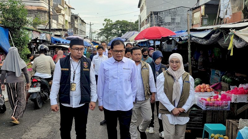 Komisi Pengawas Persaingan Usaha (KPPU) melakukan inspeksi mendadak terhadap harga dan pasokan bahan pokok di berbagai daerah menjelang Idulfitri 1447 Hijriah. Pemantauan yang dilakukan pada 9 Maret 2026 tersebut berlangsung serentak di sejumlah kota besar, antara lain Medan, Bandar Lampung, Bandung, Surabaya, Samarinda, Makassar, hingga Yogyakarta.