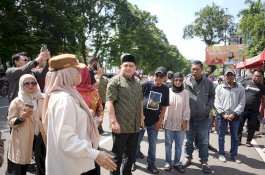 Pastikan Warga Dilayani Dengan Baik, Appi Tinjau Pasar Murah di Monumen Mandala