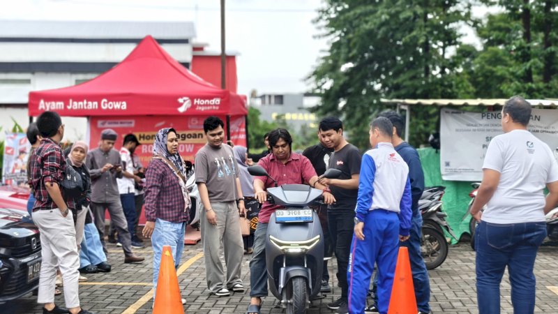 para jurnalis diajak untuk mencoba langsung berkendara menggunakan Honda CUV‑e, salah satu tipe motor listrik Honda