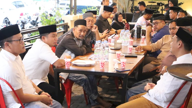 Gaya Santai Tasming Hamid Bukber Bareng Jurnalis di Karajae Cafe