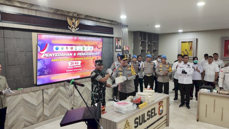 Pangdam Hasanuddin Serahkan Kokain 25 Kg ke Kapolda Sulsel 