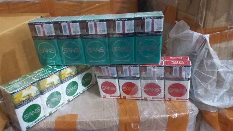 Bea Cukai Makassar berhasil menggagalkan peredaran 5.726.280 batang rokok ilegal dengan total nilai barang mencapai sekitar Rp8,53 miliar.