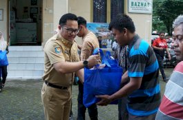 Wabup Gowa Salurkan Paket Sembako ke Guru Honorer
