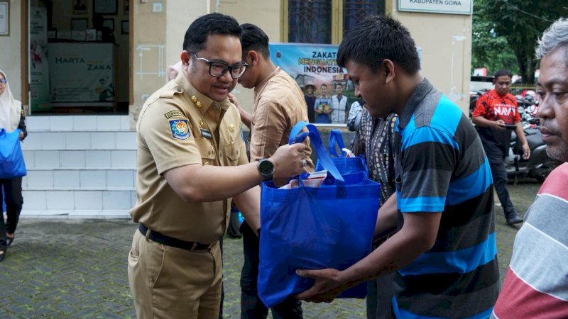 Wabup Gowa Salurkan Paket Sembako ke Guru Honorer