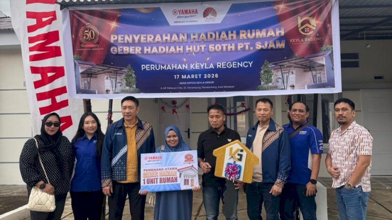 Keyla Regency menyerahkan unit rumah kepada penerima dalam rangkaian perayaan HUT ke-50 PT Suraco Jaya Abadi Motor di Makassar.