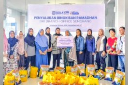 BRI Cabang Sengkang dan YBM BRILiaN Salurkan Bantuan Ramadhan untuk Masyarakat