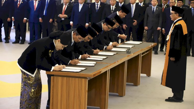 Pelantikan tujuh Anggota Dewan Komisioner (ADK) OJK melalui pengucapan sumpah jabatan di Gedung Mahkamah Agung, Rabu (25/3/2026),