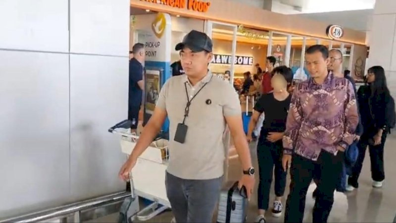 Operasi penindakan berlangsung pada 9&ndash;10 Maret 2026 melalui tim gabungan yang melibatkan Penyidik OJK, Korwas PPNS Bareskrim Polri, serta Direktorat Reserse Siber Polda Jawa Timur