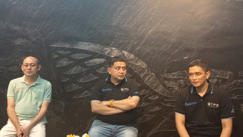Ki-kan Direktur Motoplex Putra Sulawesi Sejati Perkasa, Andri Darmawan, Wali Kota Makassar Munafri Arifuddin, Business Development Manager Piaggio Indonesia, Nurcahyo Hadiwarsono
