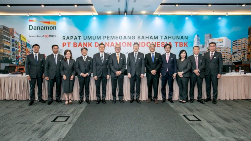 Jajaran Dewan Komisaris dan Direksi PT Bank Danamon Indonesia Tbk (&ldquo;Danamon&rdquo;) berfoto bersama setelah penutupan Rapat Umum Pemegang Saham Tahunan (RUPST) Danamon di Jakarta, pada hari Selasa (31/03). (kiri ke kanan) Jin Yoshida, Direktur; Herry Hykmanto, Direktur; Rita Mirasari, Direktur; Nobuya Kawasaki, Direktur Utama; Dan Harsono, Komisaris; Halim Alamsyah, Wakil Komisaris Utama (Independen); Yasushi Itagaki, Komisaris Utama; Muliadi Rahardja, Komisaris Independen; Takeo Shimotsu, Komisaris; Yenny Siswanto, Direktur; Dadi Budiana, Direktur; dan Thomas Sudarma, Direktur.