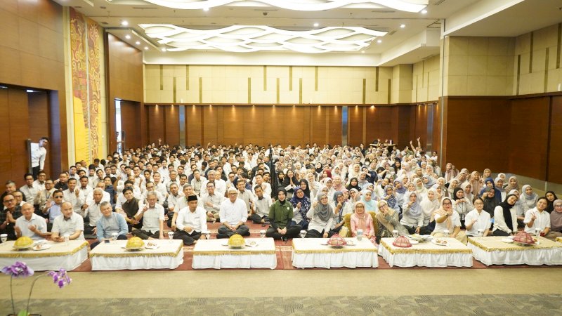 Suasana Halalbihalal KALLA 1447 H yang dihadiri langsung oleh Ibu Mufidah Jusuf Kalla, jajaran direksi, dan ratusan karyawan di Saoraja Ballroom Wisma Kalla, Senin (30/3/2026).