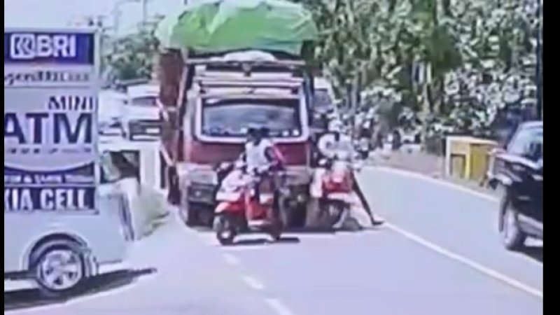 Kecelakaan Maut di Sidrap Terekam CCTV, Pemotor Tewas Terlindas Truk Diduga Rem Blong