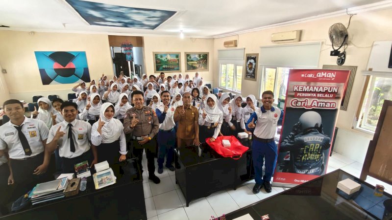 edukasi safety riding diberikan kepada sekitar 50 siswa SMPN 3 Sungguminasa, Kabupaten Gowa, melalui kolaborasi bersama Polsek Somba Opu, Senin (30/3).