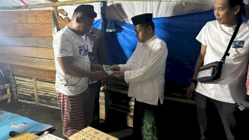 Tim LAZ Hadji Kalla menyalurkan bantuan kemanusiaan melalui Program Bantuan Penanggulangan Dampak Bencana kepada warga terdampak kebakaran di Dusun Kampung Tulu, Desa Galung Tuluk, Kecamatan Balanipa, Kabupaten Polewali Mandar, beberapa waktu lalu