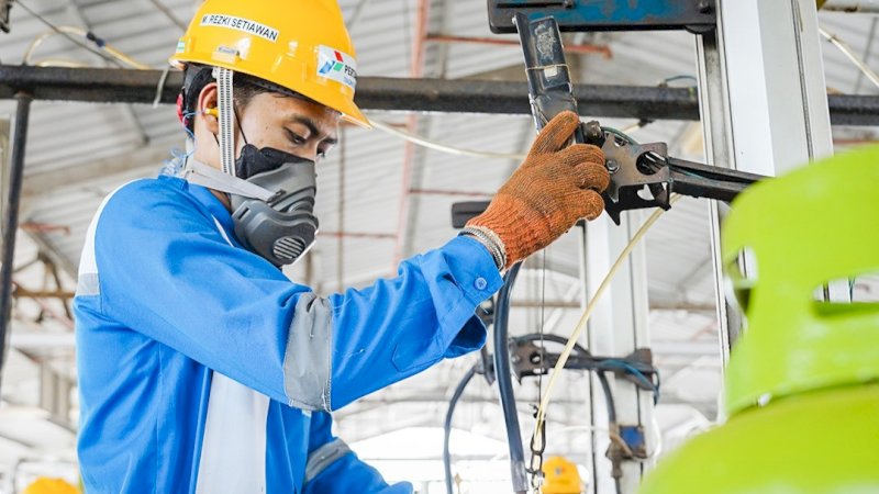 Pertamina Patra Niaga Regional Sulawesi mengintensifkan edukasi kepada masyarakat terkait penggunaan LPG secara efisien sebagai langkah strategis menjaga ketahanan energi sekaligus memastikan distribusi LPG subsidi tetap tepat sasaran.