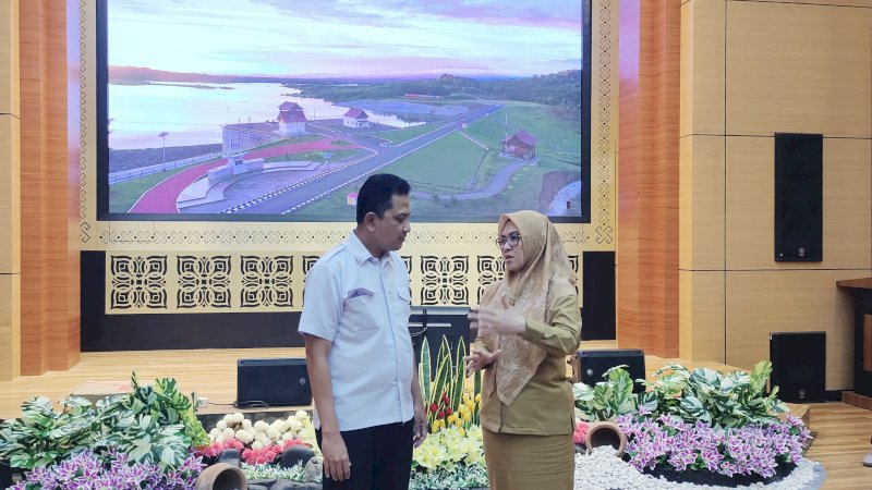 Bupati Gowa, Husniah Talenrang dan Kepala Balai Besar Wilayah Sungai Pompengan Jeneberang, Heriantono Waluyadi. (Dok Rakyatku)