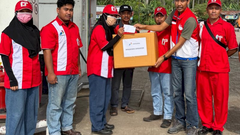 Seorang operator SPBU di Belang-Belang, Kecamatan Kalukku, Kabupaten Mamuju, Sulawesi Barat, menolak melayani pengisian Pertalite setelah menemukan ketidaksesuaian data kendaraan dengan sistem subsidi tepat.