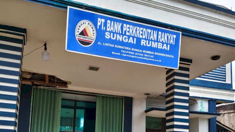 Otoritas Jasa Keuangan akhirnya mencabut izin usaha PT Bank Perekonomian Rakyat Sungai Rumbai setelah upaya penyelamatan yang berlangsung lebih dari setahun tak membuahkan hasil.