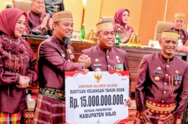Gubernur Sulsel Salurkan Bantuan Rp15 Miliar untuk Wajo pada HJW ke-627