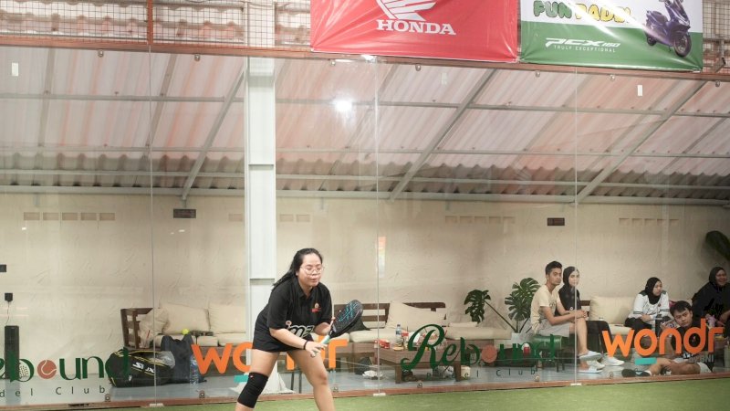 pra-event bertajuk MCN Fun Padel, puluhan peserta dari kalangan tenant dan sponsor berkumpul dalam suasana kompetitif sekaligus santai di Rebound Padel Makassar, Kamis (9/4/2026).
