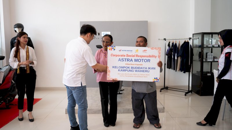 Astra Motor Sulawesi Selatan (Asmo Sulsel) menyerahkan bantuan kepada  kelompok pembudidaya ikan di Kampung Waiheru