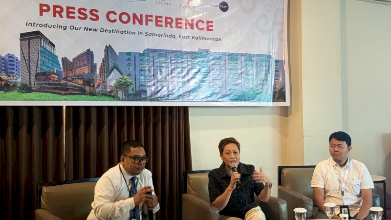 Ki-kan Marcom Manager Claro Makassar, Richwan Wahyudi, corporate Director of sales & Marketing PHI Happy L, Doni Corporate Loyalty Officer PHI