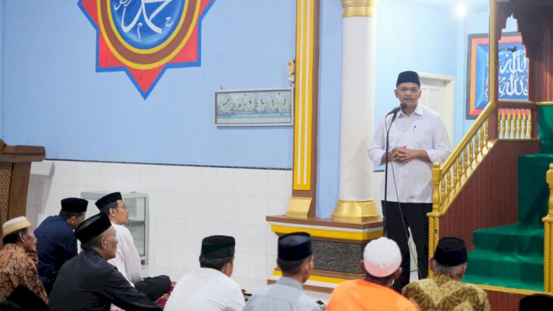 Safari Ramadhan di Eremerasa, Bupati Bantaeng Serahkan Bantuan untuk Masjid Nurul Muttaqin