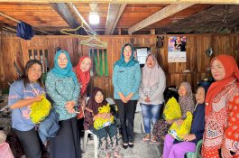 Ketua TP PKK Bantaeng Bagikan Ratusan Paket Lebaran, Kunjungi Anak Yatim Piatu di Jalan Bolu