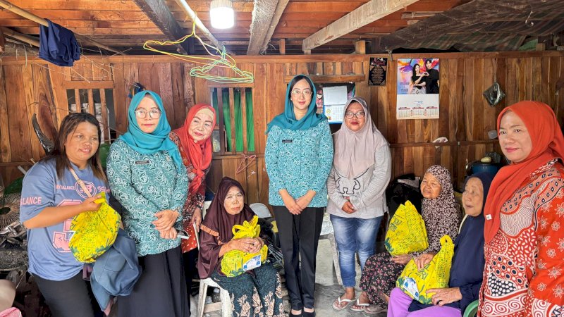 Ketua TP PKK Bantaeng Bagikan Ratusan Paket Lebaran, Kunjungi Anak Yatim Piatu di Jalan Bolu