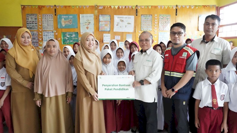:Manager PT Tombolo Energy, Ridwan Hasyim, menyerahkan secara langsung menyalurkan 207 paket pendidikan kepada siswa sekolah dasar di Kecamatan Tombolo Pao, Kabupaten Gowa, beberapa waktu lalu.
