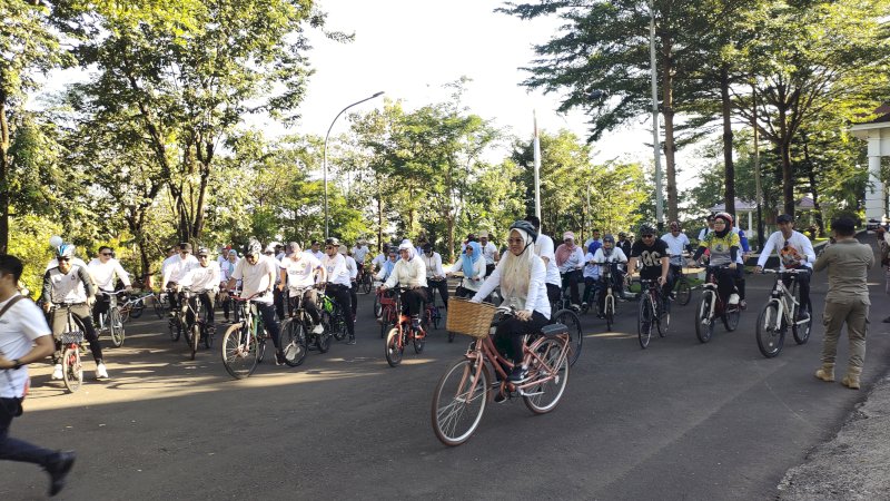 Bupati Gowa, Husnia Talenrang (sepeda pink) saat memimpin langsung Acara Senam Rabu Sehat sekaligus Rabu Bersepeda. (Dok Rakyatku)