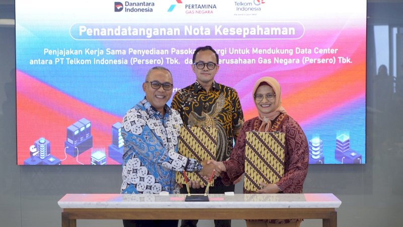 Penandatanganan Nota Kesepahaman (MoU) oleh Direktur Utama Telkom Dian Siswarini (paling kanan) dengan Direktur Utama PGN Arief Kurnia Risdianto (paling kiri) dan disaksikan langsung oleh Senior Director of Business Performance and Assets Optimization Danantara Indonesia Bhimo Aryanto (tengah) di Jakarta, Jumat (10/4).

*Foto 3:* Turut hadir Direktur Strategic Portfolio Telkom Seno Soemadji (kedua dari kanan) dan Direktur Strategi & Pengembangan Bisnis PGN Mirza Mahendra (kedua dari kiri) dalam agenda ini.
