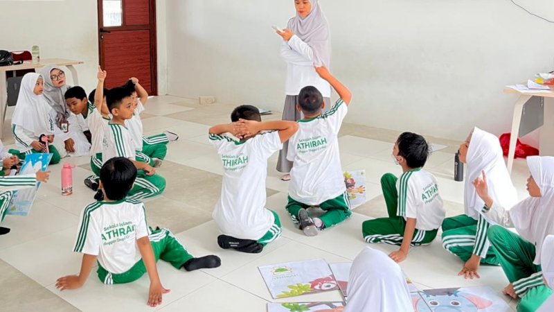 SD Islam Athirah Bone menutup program English Fun Batch 4 tahun ajaran 2025/2026 dengan metode pembelajaran aktif yang menekankan interaksi, gerak, dan ekspresi.