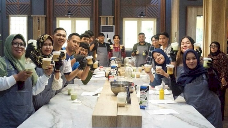 Politeknik Pariwisata Makassar mengintegrasikan pembelajaran akademik dengan pemberdayaan masyarakat lewat pelatihan &ldquo;Home Barista to Coffeepreneur&rdquo;, yang menyasar potensi usaha kopi skala mikro.