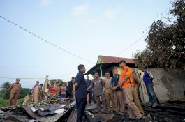 Tasming Hamid Tinjau Lokasi Kebakaran di Lumpue, Pastikan Korban Tertangani