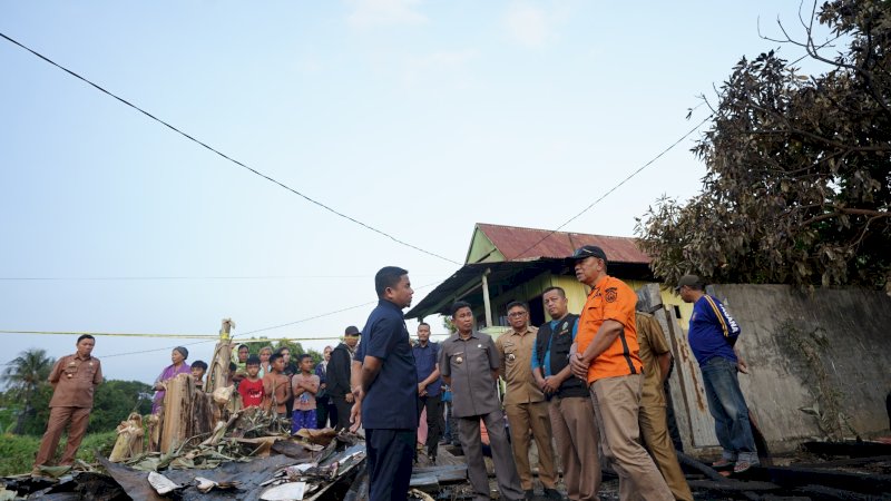 Tasming Hamid Tinjau Lokasi Kebakaran di Lumpue, Pastikan Korban Tertangani