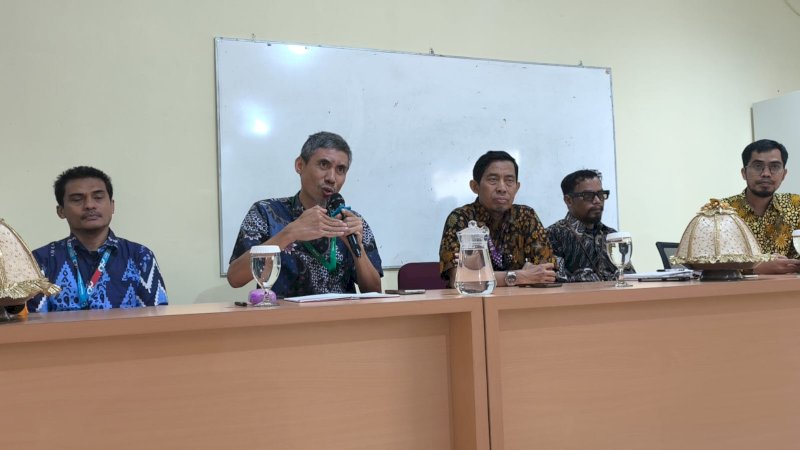 Ki-kan Wakil Direktur Athirah Wilayah Bukit Baruga, Mas Aman Uppi, Direktur Sekolah Islam Athirah, Syamril, Wakil Direktur Athirah Wilayah Kajaolalido, Patris Hasanuddin, Ketua Panitia Milad ke 42 Athirah, Riska Nursalam, Kepala Departemen Humas Sekolah Islam Athirah, Ibnu Hajar