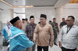 Lepas 343 JCH, Wabup Gowa Ingatkan Jamaah Jaga Kesehatan dan Kekompakan