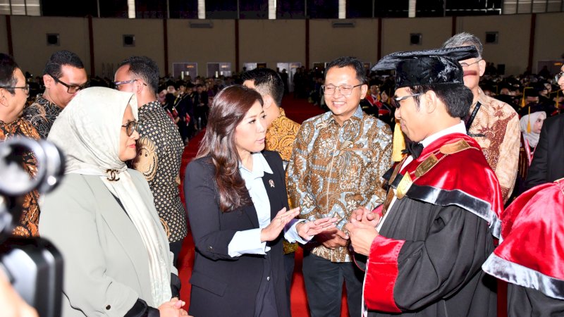 Menteri Komunikasi dan Digital RI, Meutya Hafid hadir pada wisuda Telkom University