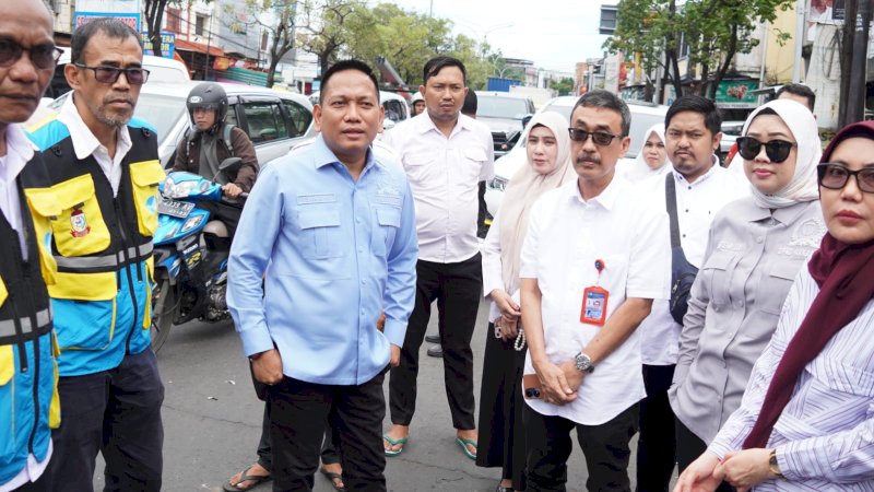 Komisi B DPRD Makassar bersama Plt Direksi Perumda Air Minum turun langsung meninjau jaringan pipa di Jalan Urip Sumoharjo guna memastikan akar persoalan yang selama ini dikeluhkan warga.