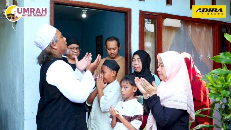 Feri, seorang marbot masjid di Jakarta, menjadi salah satu penerima manfaat program &lsquo;UMRAH Untuk Sahabat&rsquo; yang digelar oleh Adira Finance.