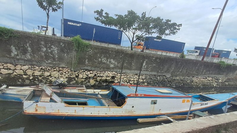 Kapal nelayan yang sedang parkir di sungai Tallo