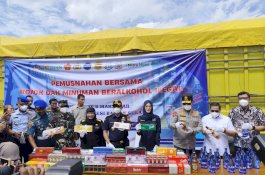 Bea Cukai Sulbagsel Bongkar 43 Juta Rokok Ilegal dan Ribuan Liter Miras Dimusnahkan