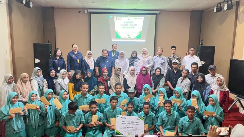PT Pegadaian Kantor Wilayah VI Sulselbarra Maluku menyalurkan bantuan beasiswa kepada 20 siswa berprestasi dan kurang mampu di SMK Negeri 2 Maros, Sulawesi Selatan.