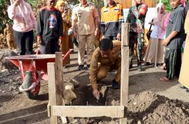 Wali Kota Parepare Salurkan Bantuan dan Letakkan Batu Pertama Rumah Korban Kebakaran Lumpue
